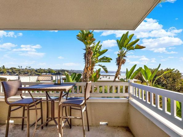 4015 Crown Point Dr 102, San Diego CA 92109