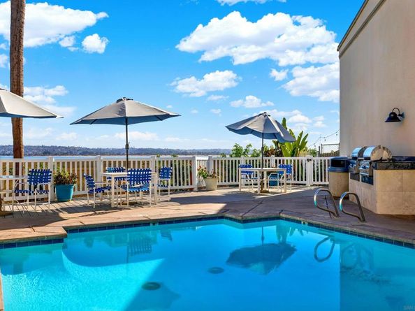 4015 Crown Point Dr 102, San Diego CA 92109