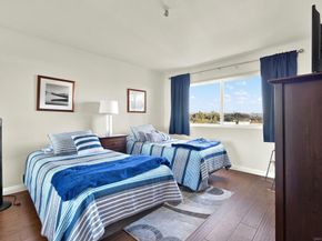 4015 Crown Point Dr 102, San Diego CA 92109