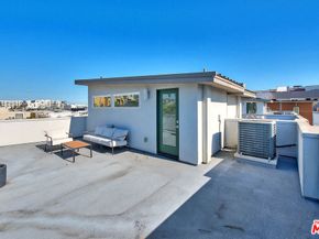 6910 N Tierno Lane, Los Angeles CA 90038