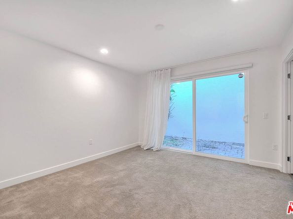 6910 N Tierno Lane, Los Angeles CA 90038