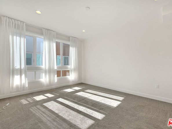 6910 N Tierno Lane, Los Angeles CA 90038