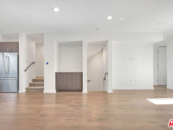 6910 N Tierno Lane, Los Angeles CA 90038