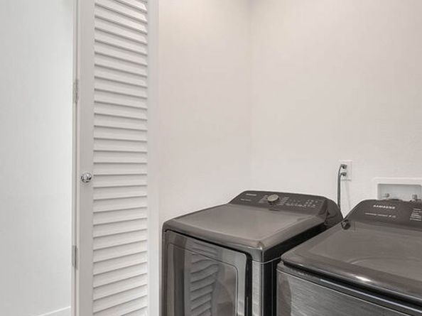 6910 N Tierno Lane, Los Angeles CA 90038