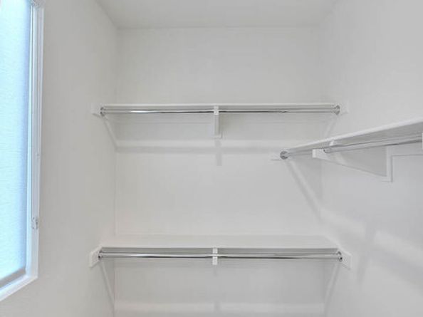 6910 N Tierno Lane, Los Angeles CA 90038