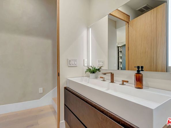 5935 Yarmouth Avenue, Encino CA 91316