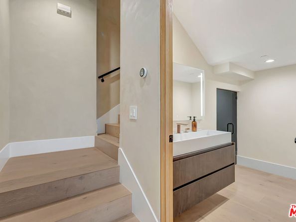 5935 Yarmouth Avenue, Encino CA 91316