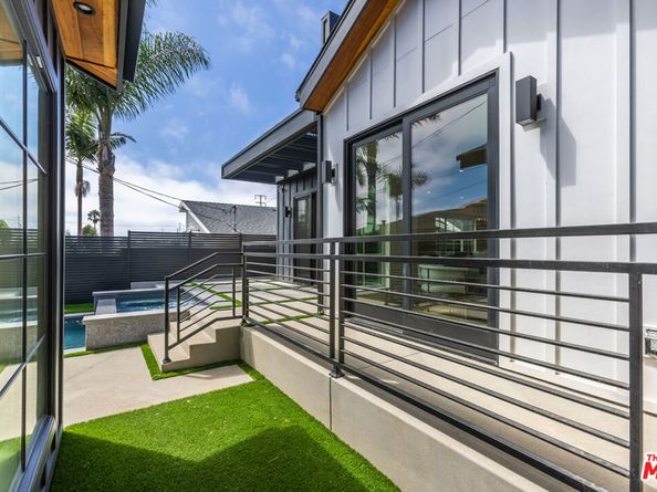 908 Rosecrans Avenue, Manhattan Beach CA 90266