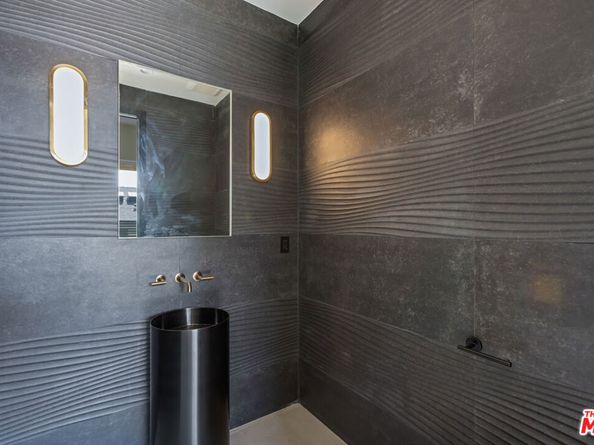 908 Rosecrans Avenue, Manhattan Beach CA 90266