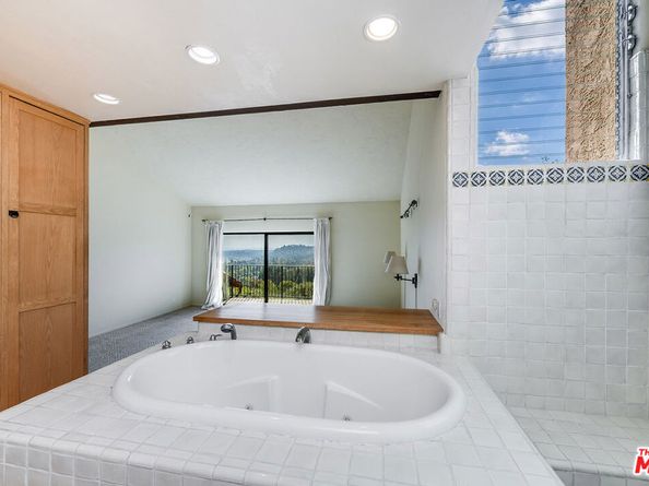 1382 Edgehill Place, Pasadena CA 91103