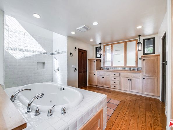 1382 Edgehill Place, Pasadena CA 91103