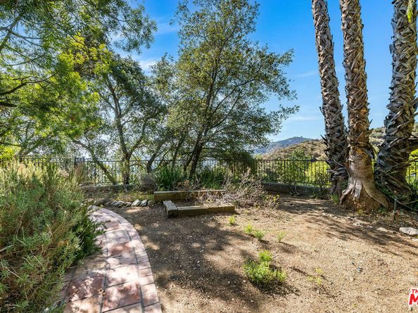 1382 Edgehill Place, Pasadena CA 91103