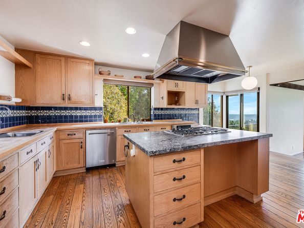 1382 Edgehill Place, Pasadena CA 91103