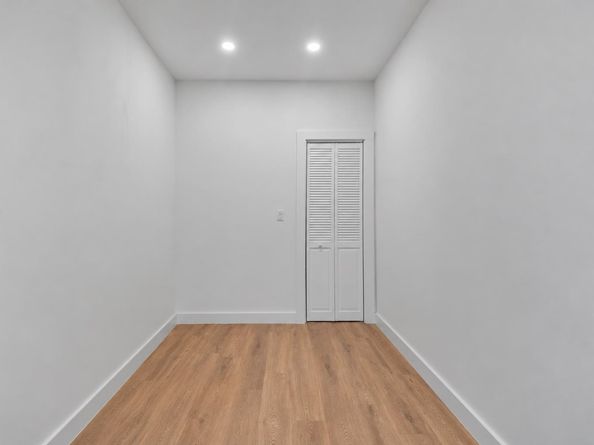 42 New St, Jersey City NJ 07305