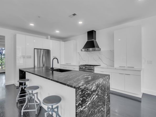 8 Creekside Ct, Secaucus NJ 07094