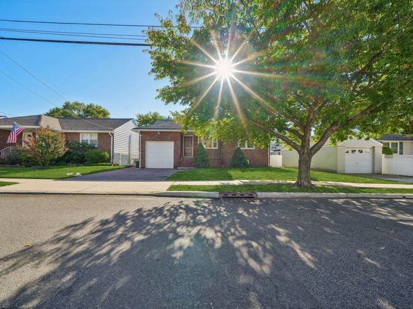 696 1st St, Secaucus NJ 07094