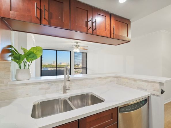 3525 Sage Road 1705, Houston TX 77056