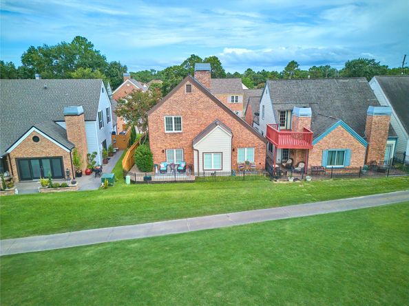 7631 Ameswood Road, Houston TX 77095