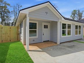 413 S 12th St, Conroe TX 77301