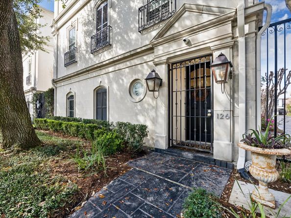 126 Oak Place Drive, Houston TX 77006