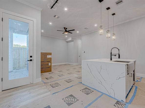 6840 Del Rio Street, Houston TX 77021