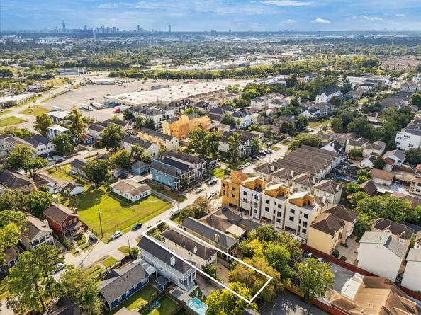 1315 W 22nd Street, Houston TX 77008