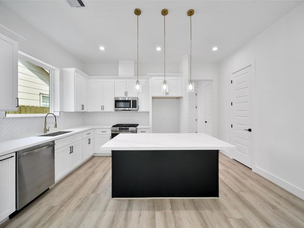 7014 Saint Augustine Street, Houston TX 77021