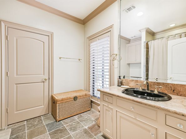 52 Briar Hollow Lane E, Houston TX 77027