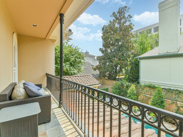 52 Briar Hollow Lane E, Houston TX 77027