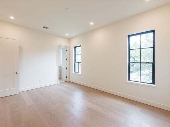 765 Sue Barnett Drive, Houston TX 77018