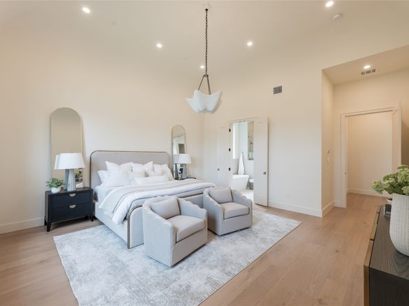 765 Sue Barnett Drive, Houston TX 77018