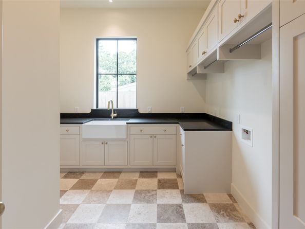 765 Sue Barnett Drive, Houston TX 77018