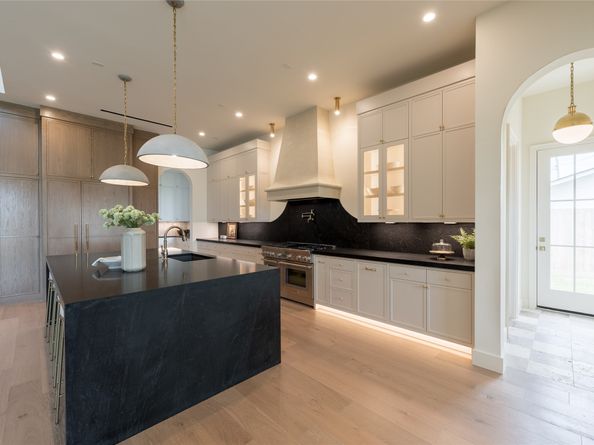 765 Sue Barnett Drive, Houston TX 77018