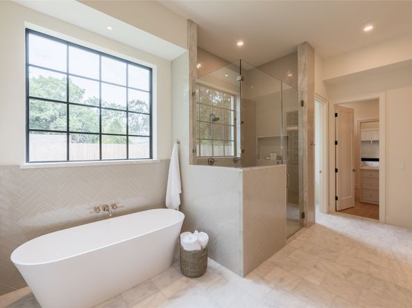 765 Sue Barnett Drive, Houston TX 77018