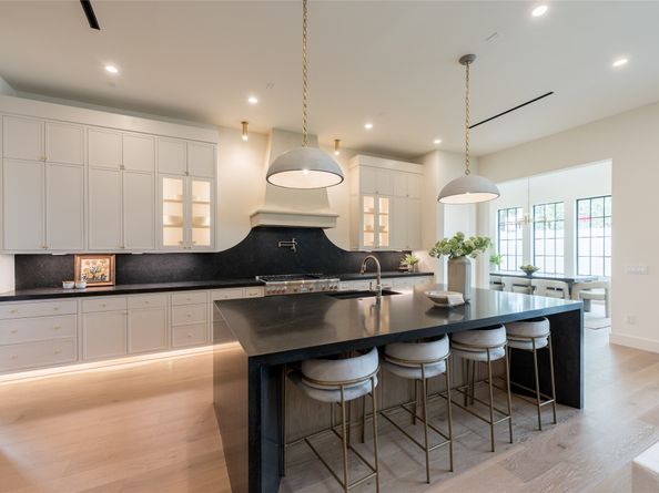 765 Sue Barnett Drive, Houston TX 77018