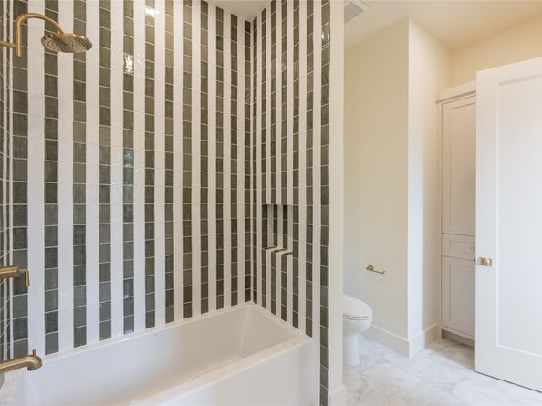 765 Sue Barnett Drive, Houston TX 77018