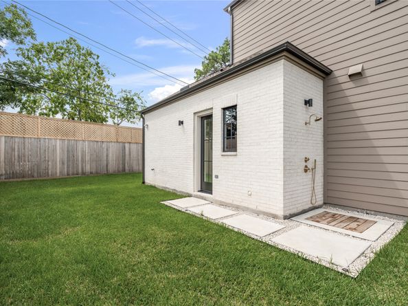 765 Sue Barnett Drive, Houston TX 77018