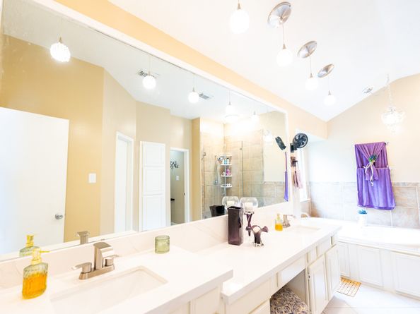 16039 Surrey Woods Drive, Friendswood TX 77546