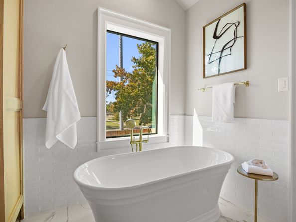 4902 Oak Forest Drive, Houston TX 77018