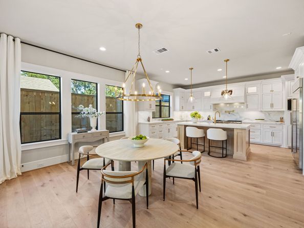 4902 Oak Forest Drive, Houston TX 77018