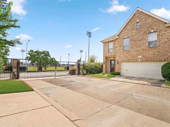 3210 W Park At Beverly Hills, Houston TX 77057