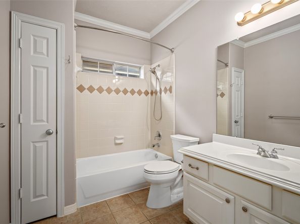3210 W Park At Beverly Hills, Houston TX 77057