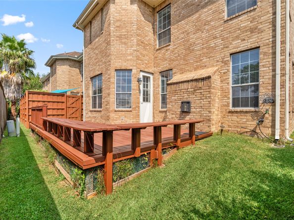 3210 W Park At Beverly Hills, Houston TX 77057