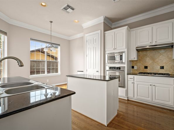 3210 W Park At Beverly Hills, Houston TX 77057