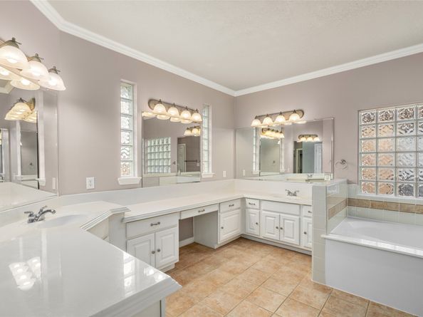 3210 W Park At Beverly Hills, Houston TX 77057