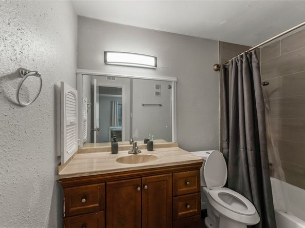 3085 Walnut Bend Lane 11, Houston TX 77042