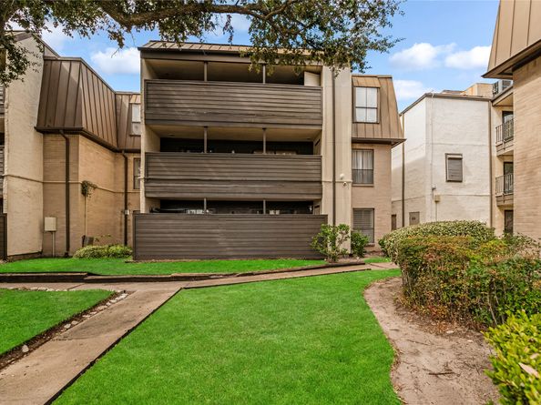 3085 Walnut Bend Lane 11, Houston TX 77042