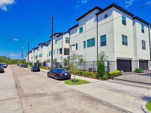 2720 Grand Fountains Drive H, Houston TX 77054