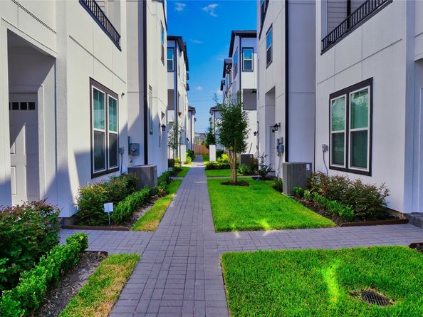 2720 Grand Fountains Drive H, Houston TX 77054