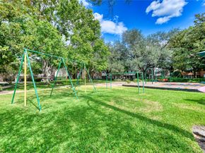 6425 Burgoyne Road 13, Houston TX 77057